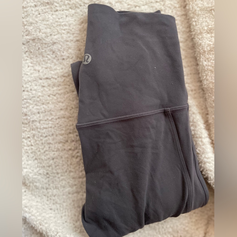gray lululemon key hole 25” aligns